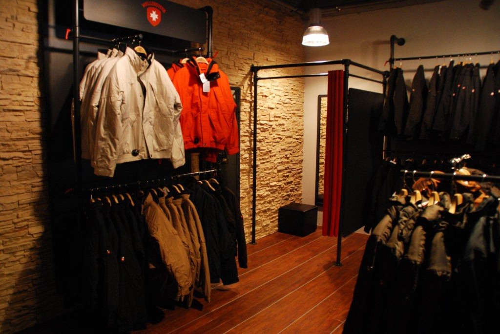 Panel Piedra en una tienda de ropa de invierno