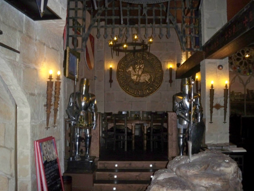Restaurante totalmente personalizado con paneles decorativos