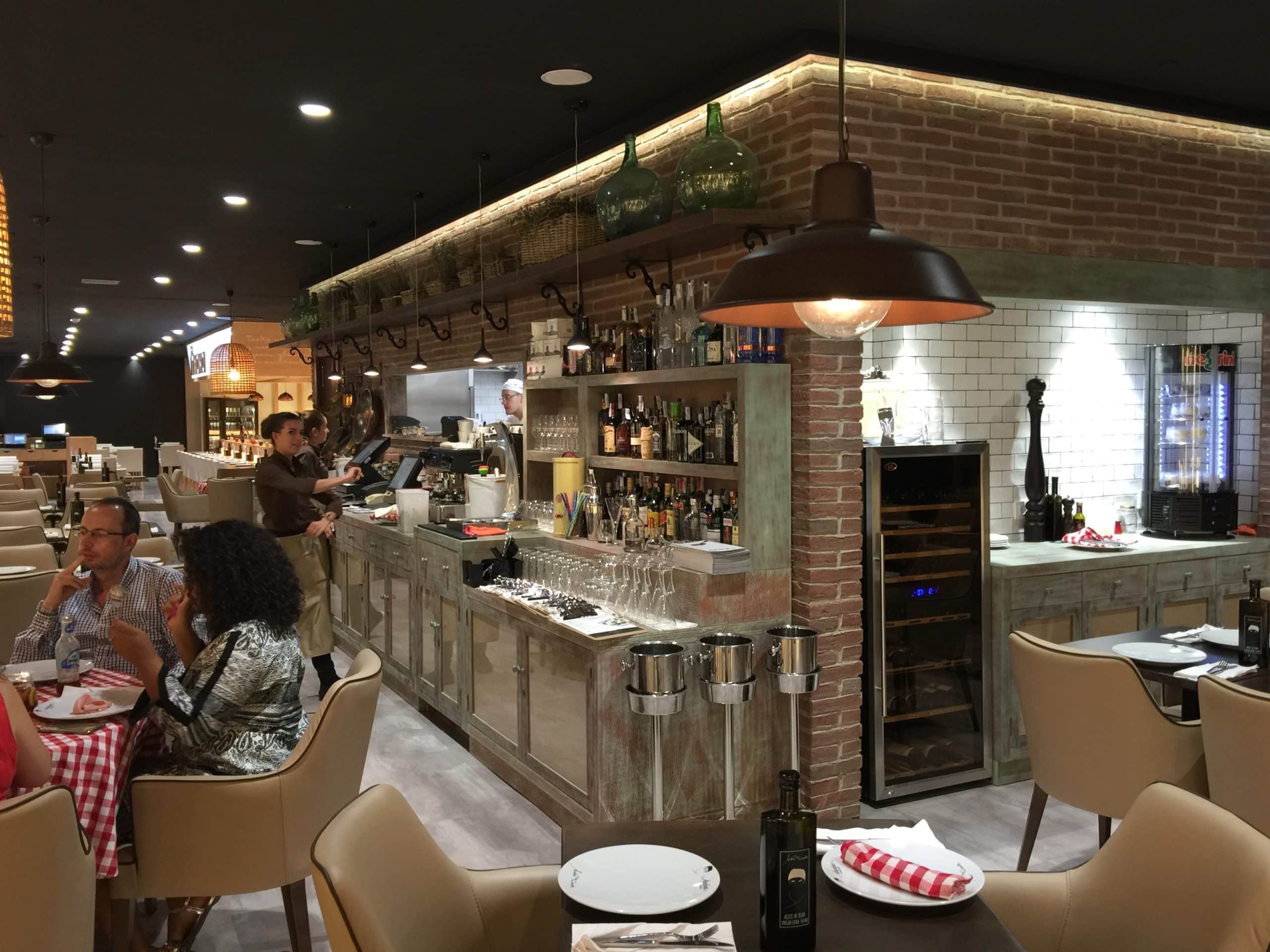 Paneles imitación ladrillo en una cafetería