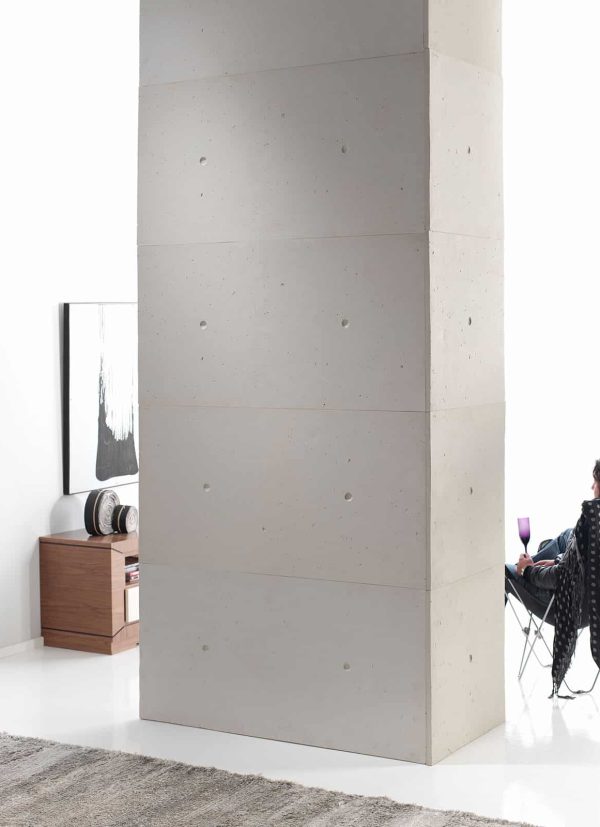 El panel que imita cemento en una columna
