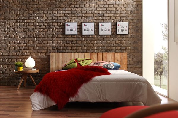 Decoración de paneles de ladrillo rustico en un dormitorio, esta decoración rustica y actual, colocando los ladrillos rústicos marrones detrás del cabecero de una cama, realizado con tablas de madera natural.