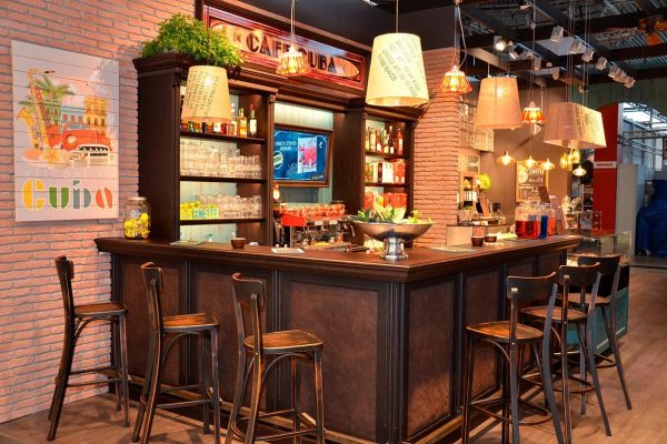 Paneles de ladrillo rustico en un café bar