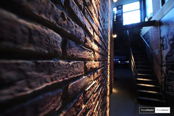 Paneles de ladrillo rustico en los pasillos de un bar Restaurante