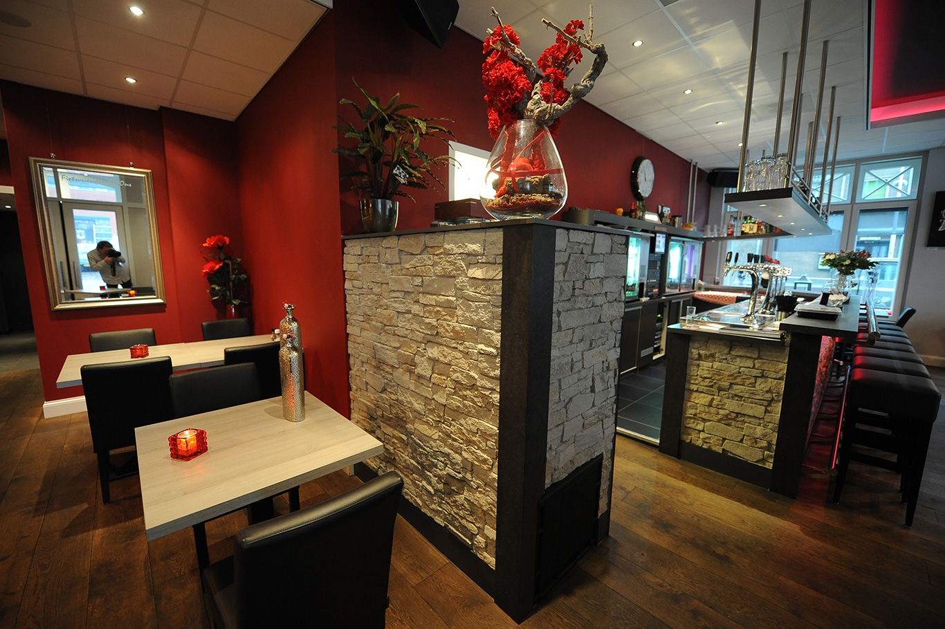 Bar Restaurante con Paneles de Piedra