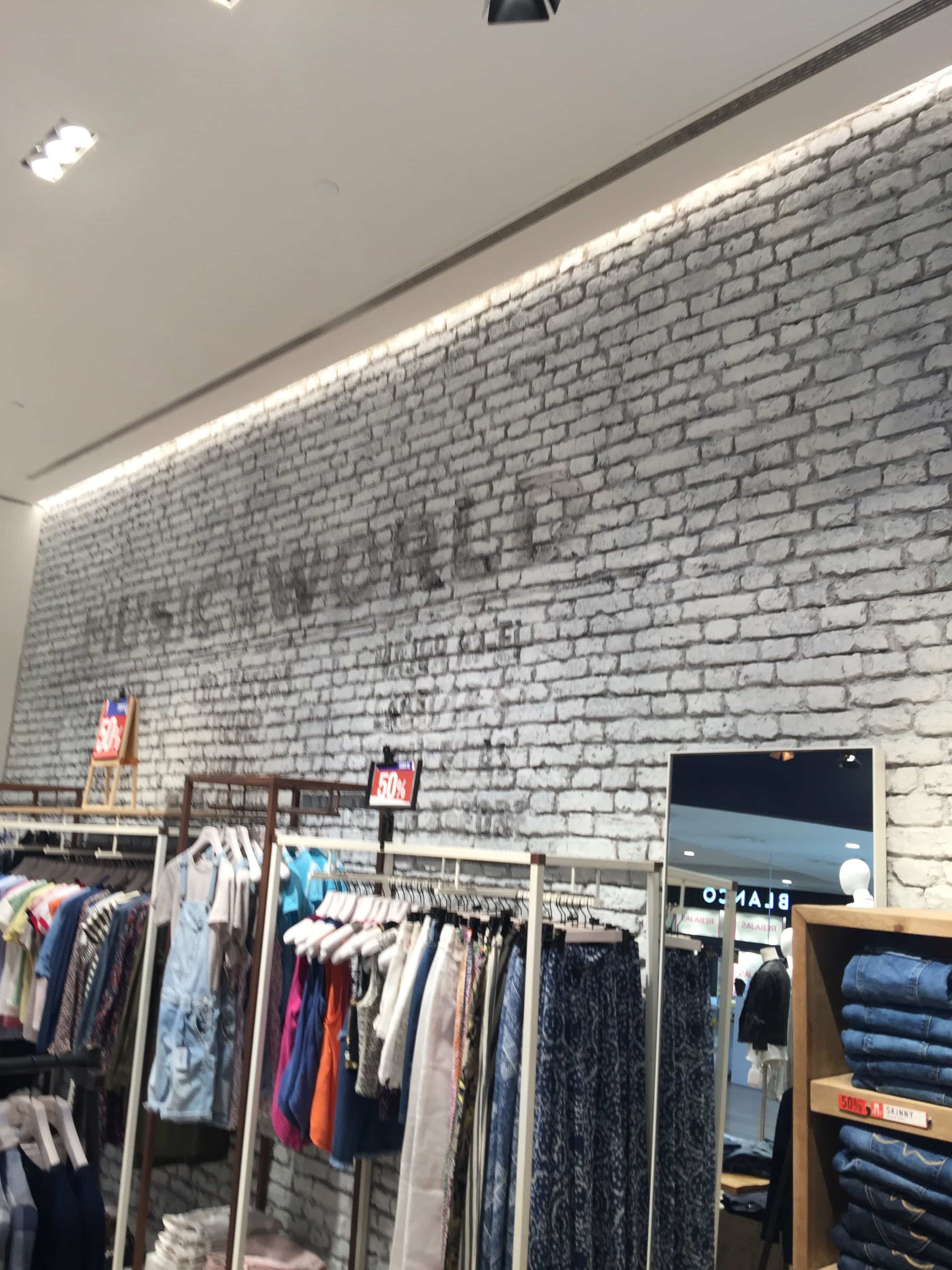 paneles que imitan ladrillo blanco en una tienda