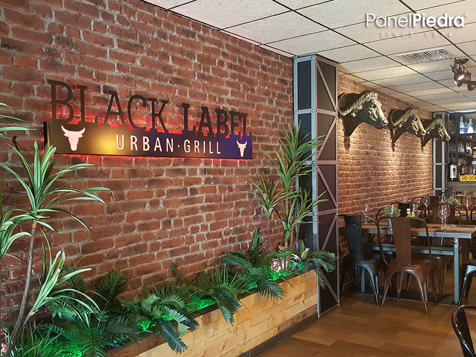 Decoración con paneles de ladrillo rústico y viejo en un grill