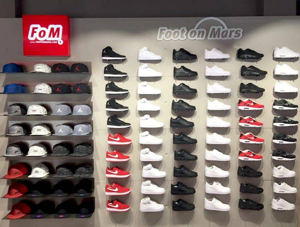 Comercio de Calzado deportivo con paneles imitación cemento. — panneaux imitation ciment PanelPiedra®