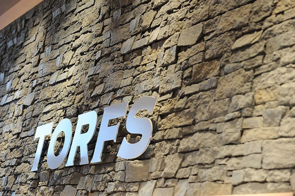 Franquicia en el Aeropuerto con Paneles de Piedra — stone-effect panels by PanelPiedra®