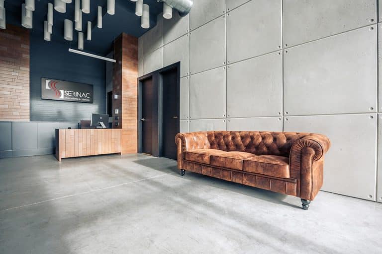 Oficinas decoradas con paneles imitación cemento