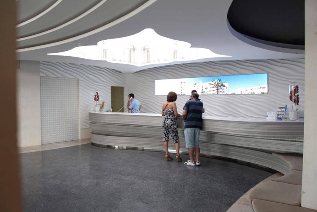 Recepción de Hotel Con Paneles Decorativos 3D — Lifestyle panels by PanelPiedra®