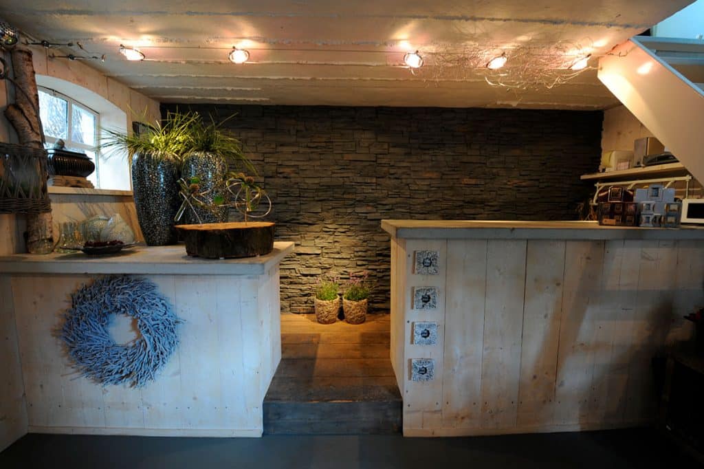 Floristería Decorada con Paneles de Piedra — stone-effect panels by PanelPiedra®