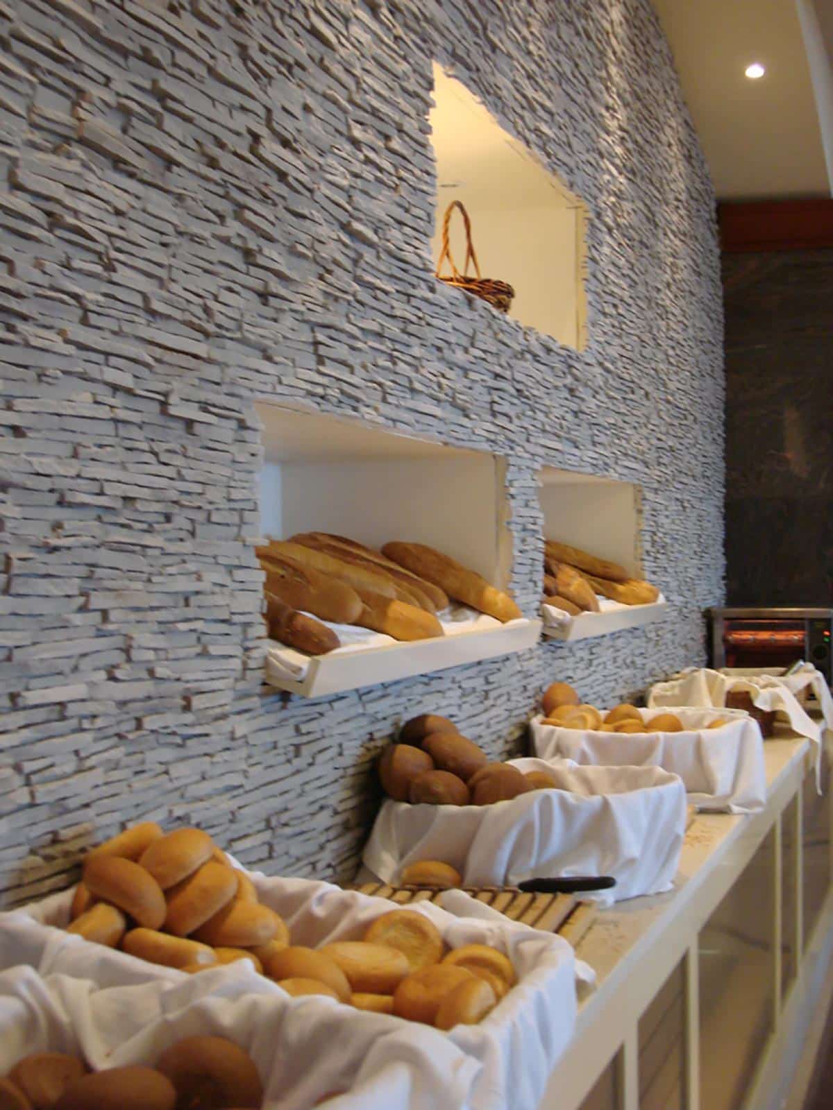 Una Panadería con paneles de Piedra Pizarra.