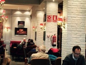 Un bar del aeropuerto decorado con paneles de ladrillo rústico blanco