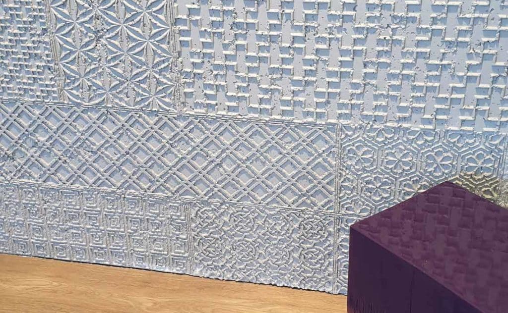Escaparate de un Comercio decorado con paneles imitación cemento — panneaux imitation ciment PanelPiedra®