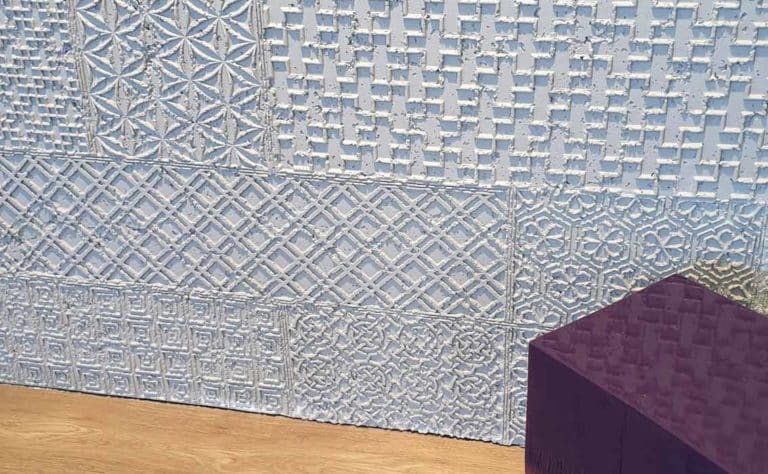 Escaparate de un Comercio decorado con paneles imitación cemento
