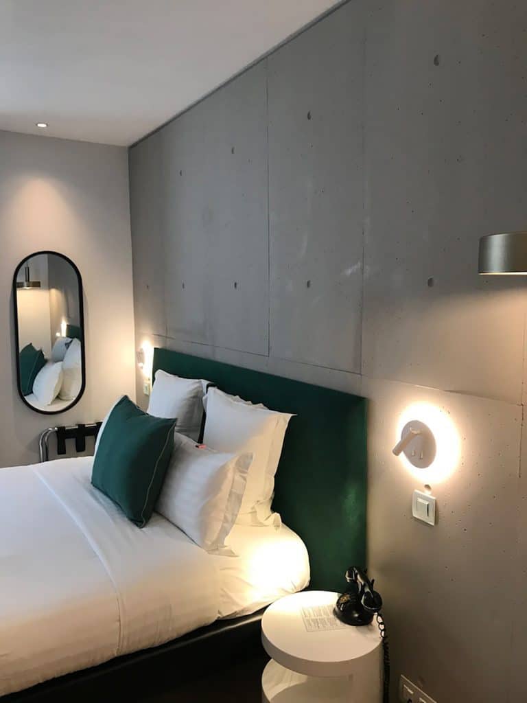 Decoración de habitación de hotel con paneles imitación cemento — panneaux imitation ciment PanelPiedra®