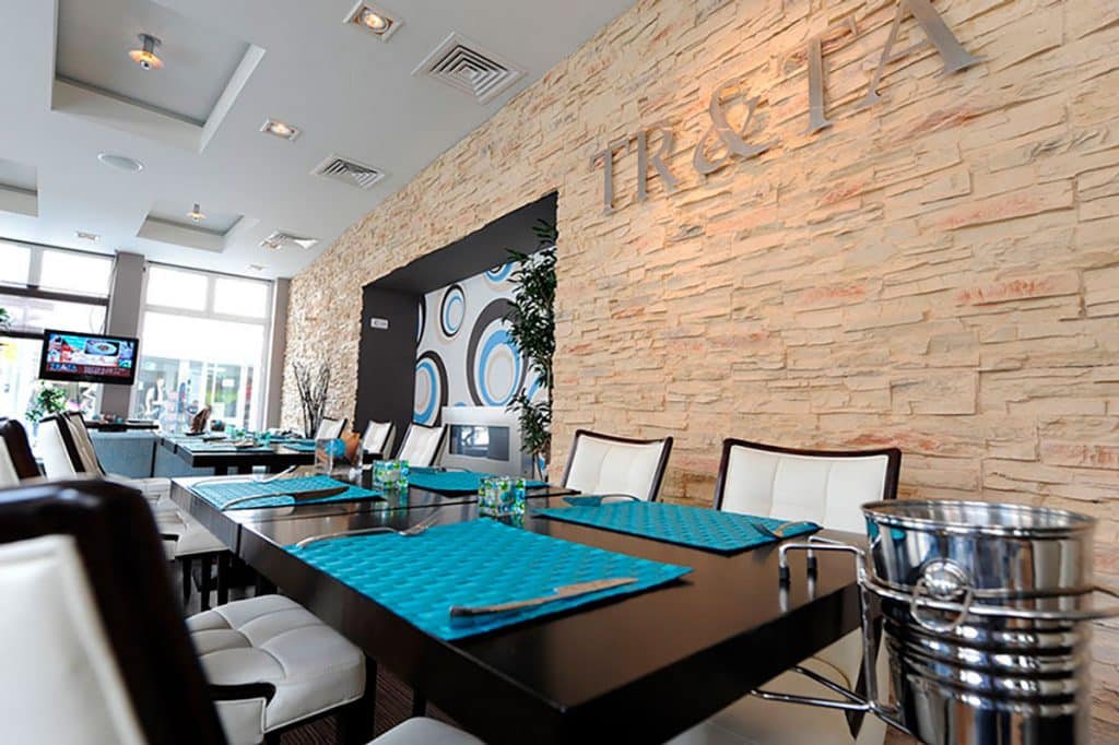 Pizzería Decorada con Paneles de Piedra — stone-effect panels by PanelPiedra®