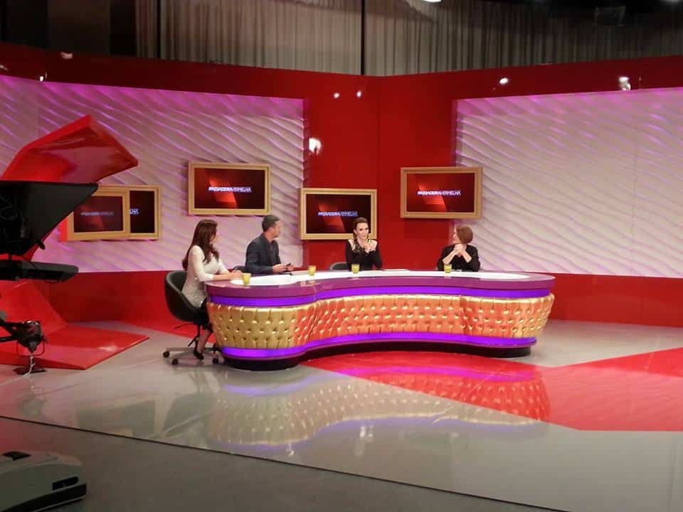 Plató de Televisión con Paneles Decorativos