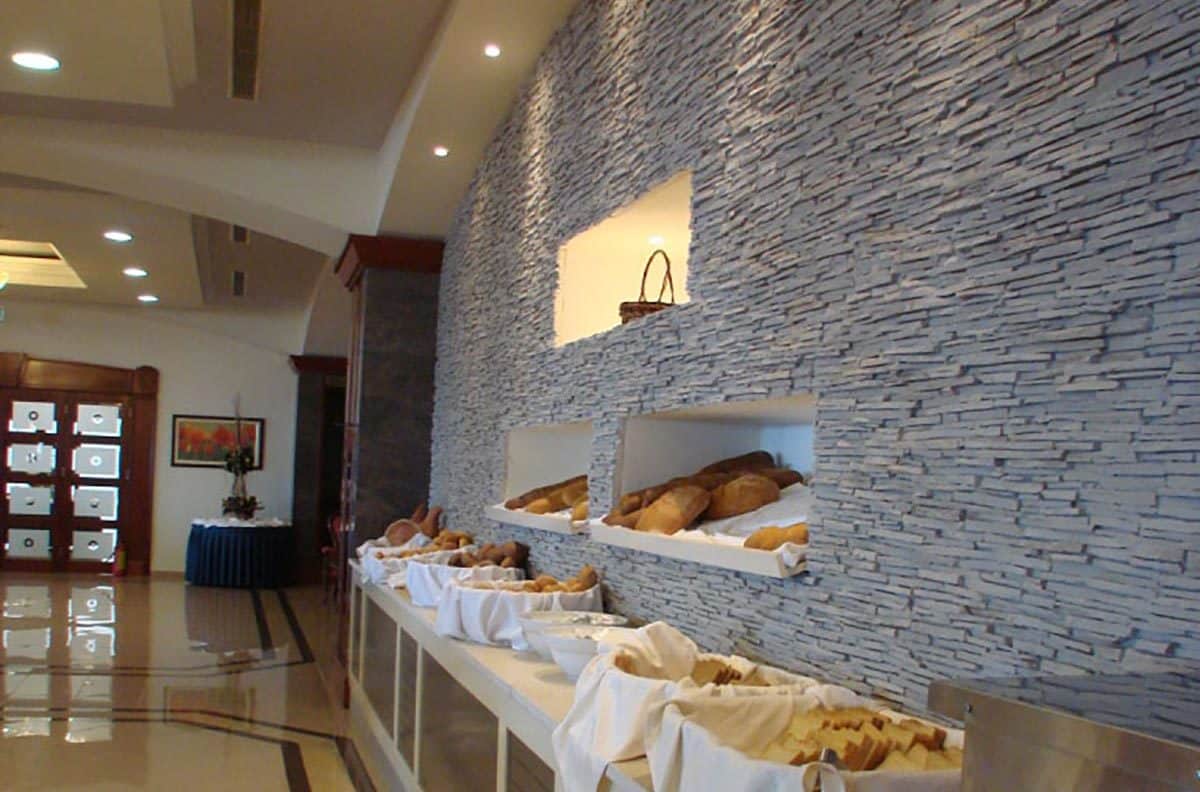 Una Panadería con paneles de Piedra Pizarra.