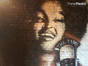 Grafitis en paredes con paneles de ladrillo rústico