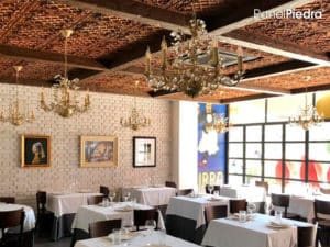 Restaurante con Paneles Decorativos Vintages