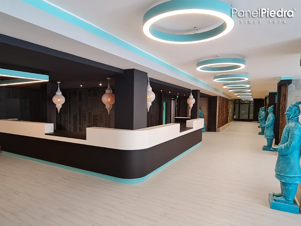 paneles decorativos imitación madera quemada en un spa