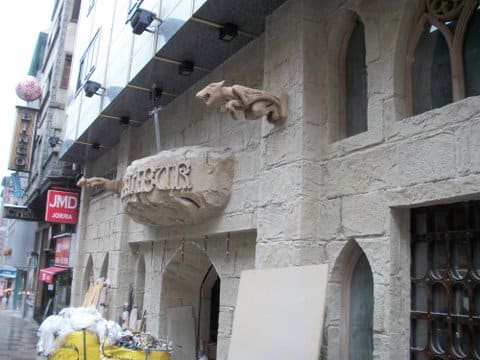 Restaurante Medieval con Paneles de Piedra