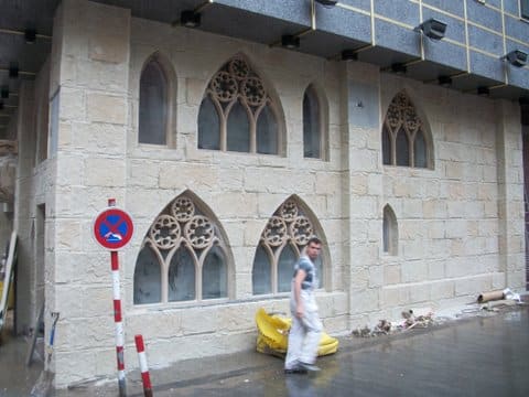 Restaurante Medieval con Paneles de Piedra