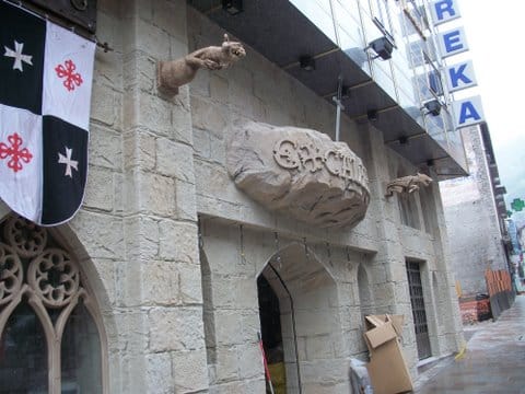 Restaurante Medieval con Paneles de Piedra