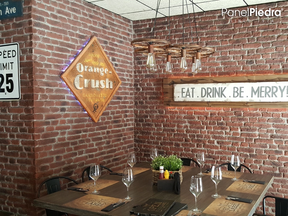 Decoración con paneles de ladrillo rústico y viejo en una cervecería
