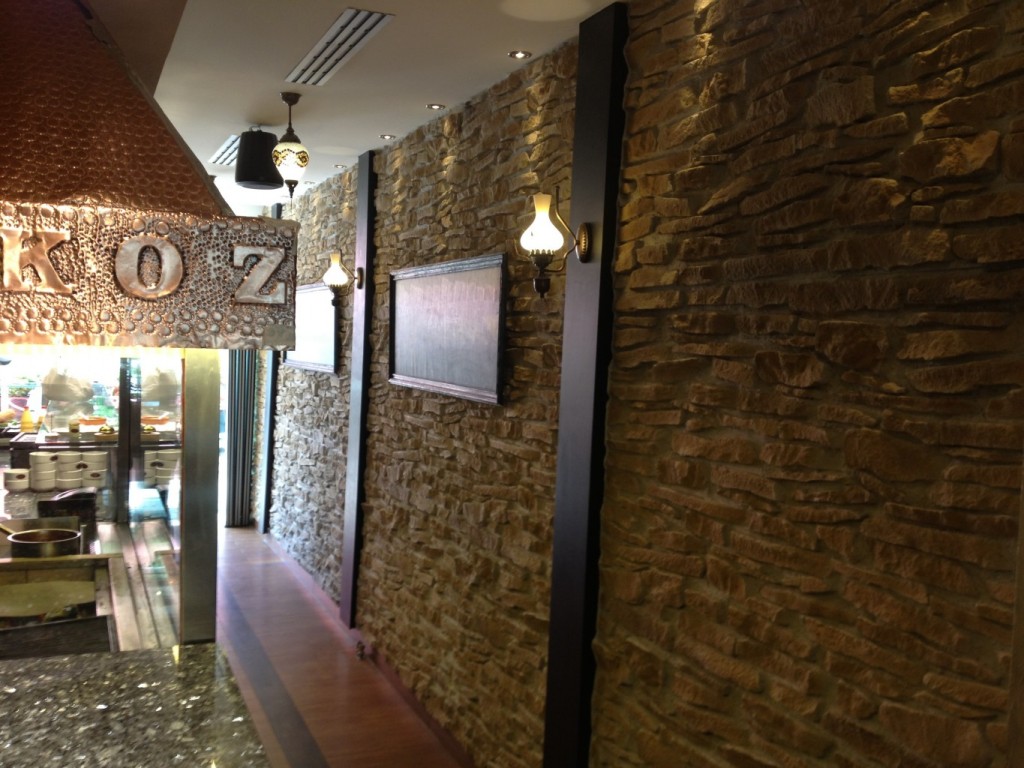 Un Asador Restaurante con Paneles de Piedra — stone-effect panels by PanelPiedra®