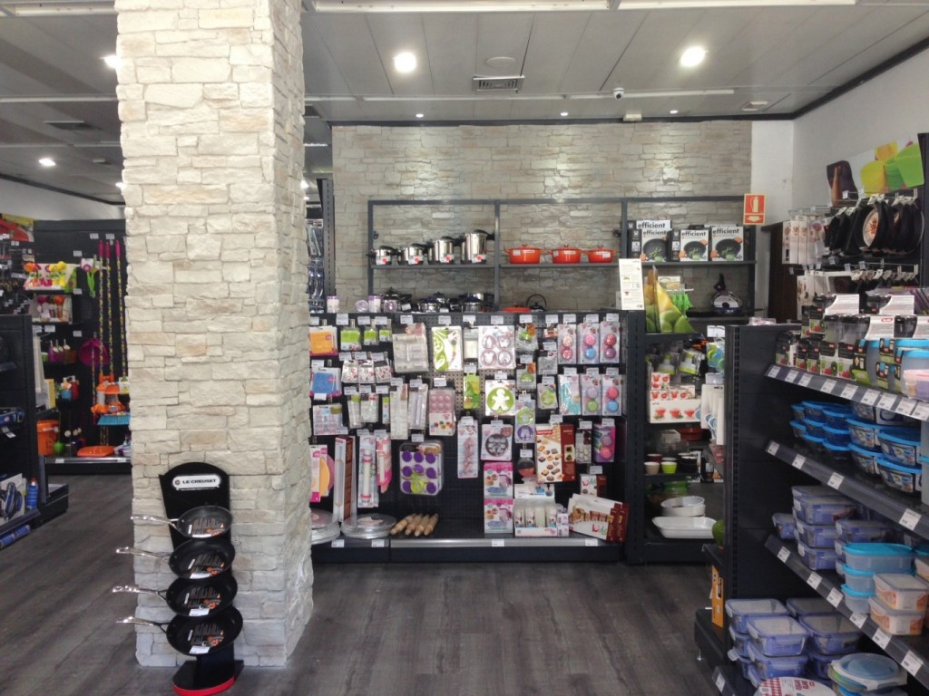 Ferretería Decorada con Paneles de Piedra — stone-effect panels by PanelPiedra®