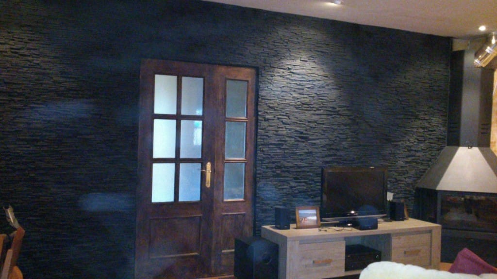 Un Salón Con Paneles de Piedra Pizarra — stone-effect panels by PanelPiedra®