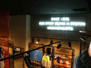 Paneles decorativos imitación ladrillo oscuro en una tienda