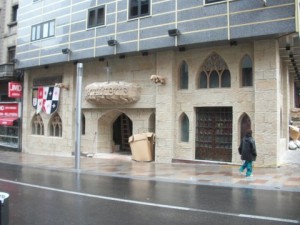 Restaurante Medieval con Paneles de Piedra