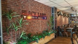 Un grill con paneles decorativos imitación ladrillo rústico