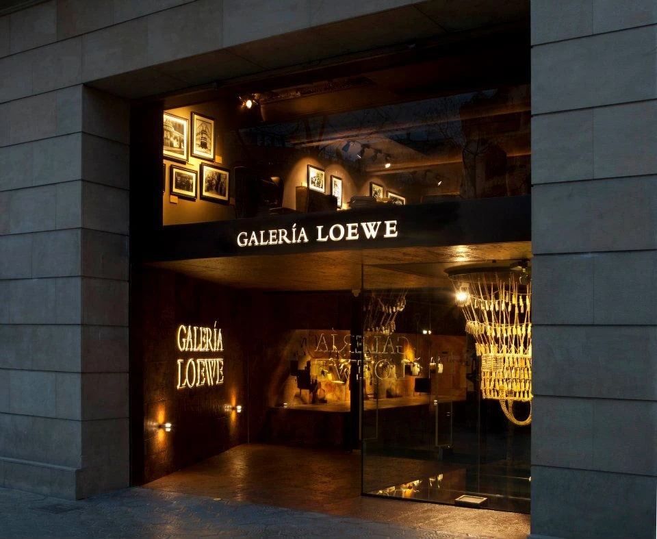 Proyecto a medida para Galería LOEWE BCN — paneles decorativos PanelPiedra®