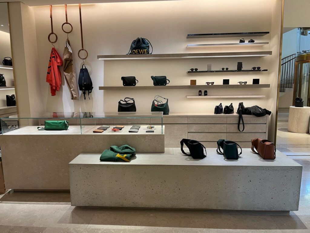 Projet sur mesure pour LOEWE Comptoirs boutiques — panneaux décoratifs PanelPiedra®