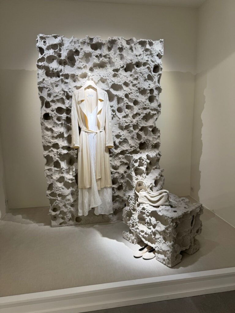 Projet sur mesure pour ZARA Vitrines roche lunaire — panneaux décoratifs PanelPiedra®