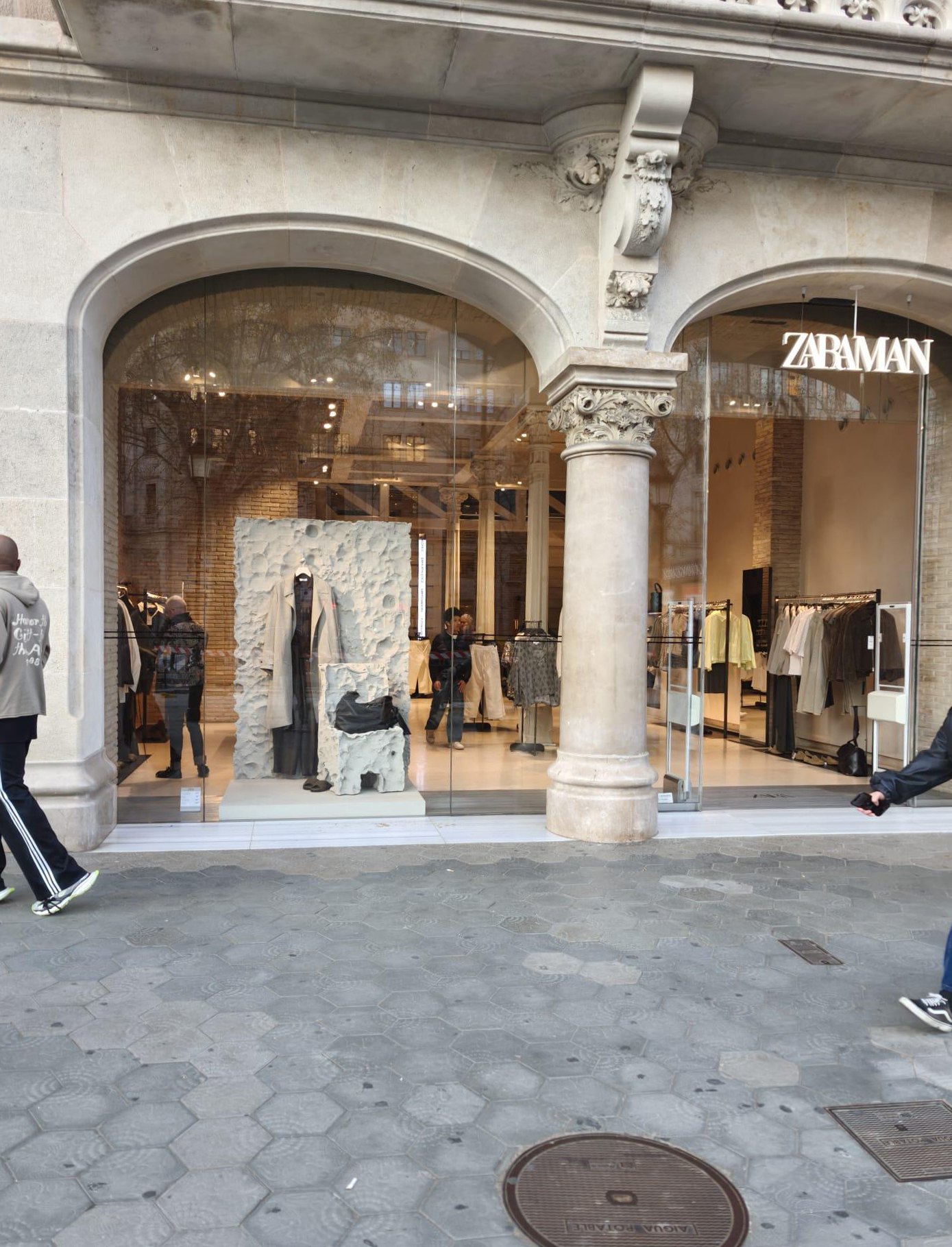 ZARA Escaparates Roca Lunar &mdash; imagen 2 del proyecto