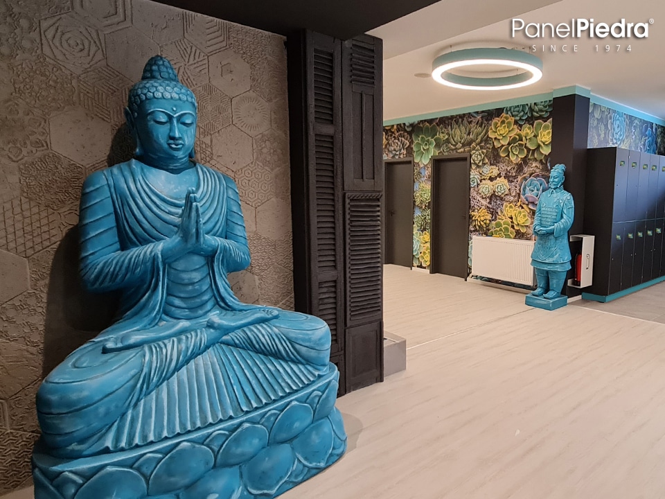 paneles decorativos imitación madera quemada en un spa