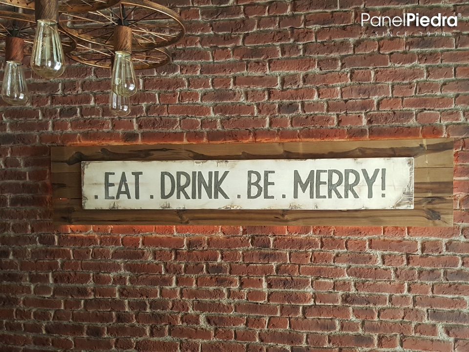 Decoración con paneles de ladrillo rústico y viejo en una cerveceria