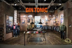 Una bonita tienda de ropa decorado con paneles de ladrillo