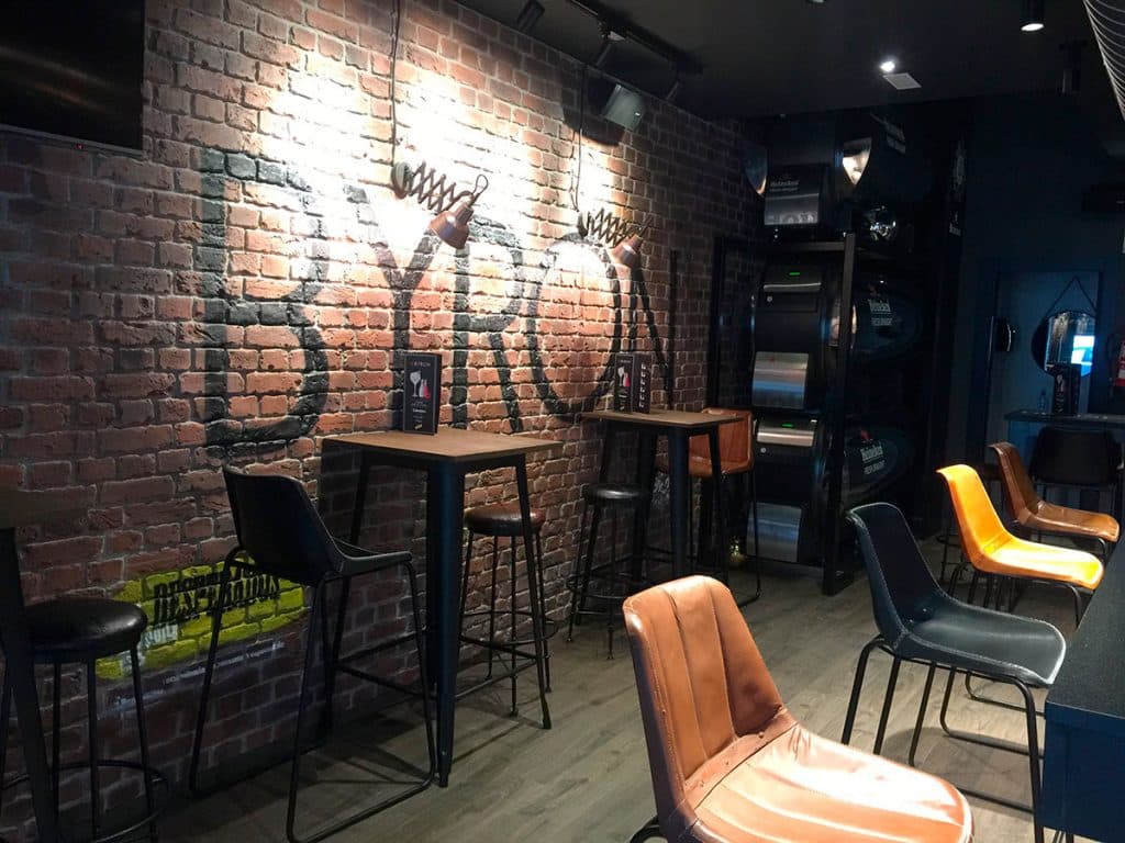 Cervecería con Paredes imitación ladrillo — brick-effect panels by PanelPiedra®