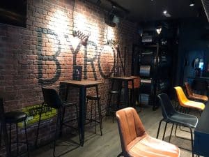 Paneles que imitan a ladrillos rústicos en un bar restaurante