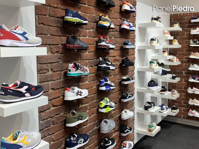 Comercio de Zapatillas con paneles imitación ladrillo