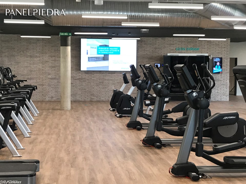 Paneles imitación Ladrillo en un Gym