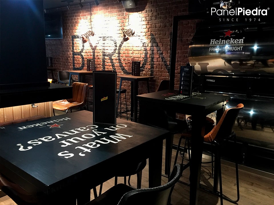 Paneles imitación ladrillo en la decoración de una Cervecería