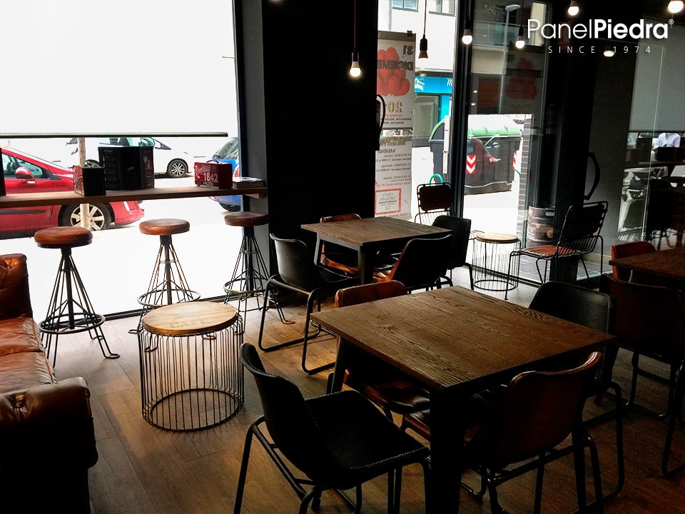 Paneles imitación ladrillo en la decoración de una Cervecería