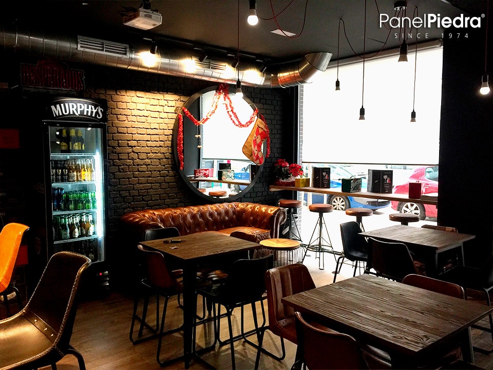 Paneles imitación ladrillo en la decoración de una Cervecería